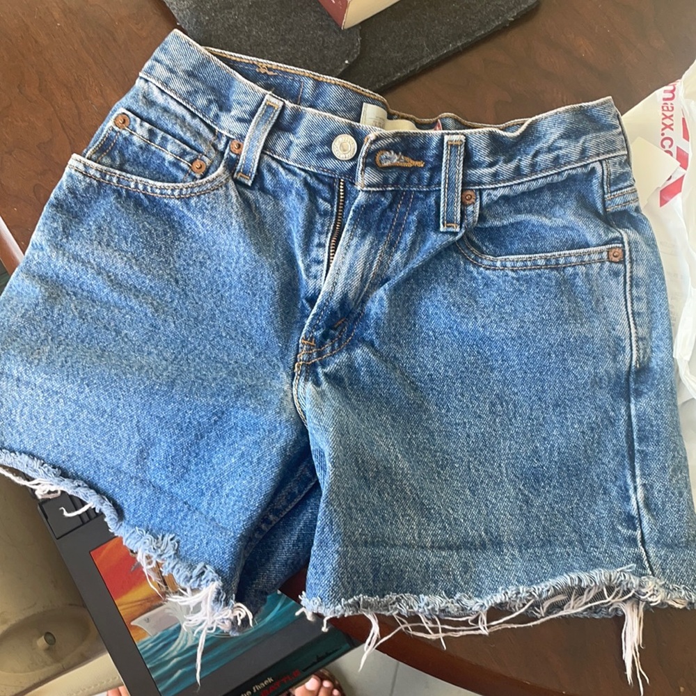 SOLD ON DEPOP Levi’s shorts 550